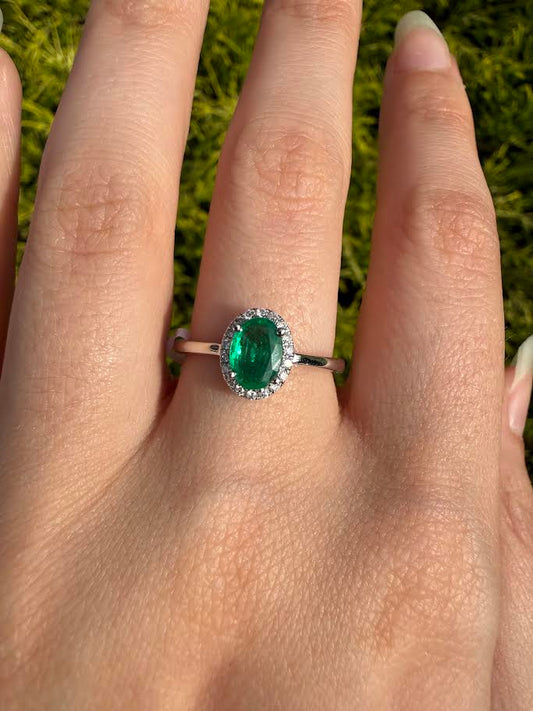 18K White Gold Oval Emerald Diamond Halo Ring