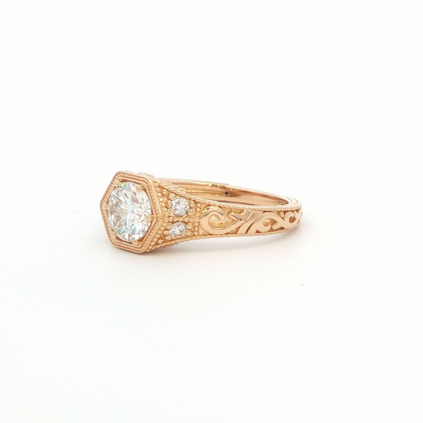 14K YG RD DIA ENG RING IN HEX FILLIGREE SETT WITH RUBY & SAPH
