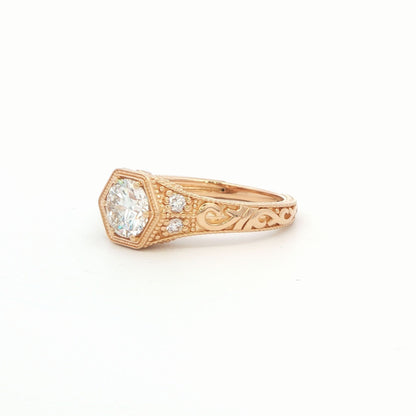 14K YG RD DIA ENG RING IN HEX FILLIGREE SETT WITH RUBY & SAPH