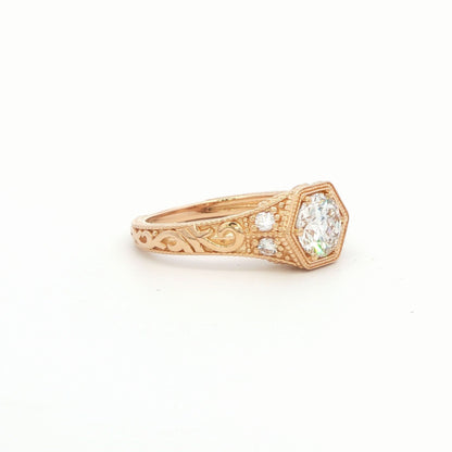 14K YG RD DIA ENG RING IN HEX FILLIGREE SETT WITH RUBY & SAPH
