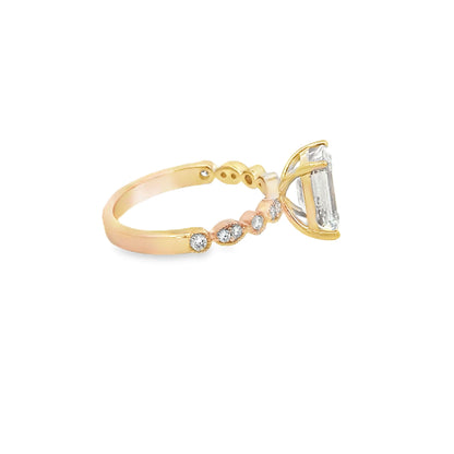 14K YG EM DIA ENG RING WITH ROUND SIDE STONES