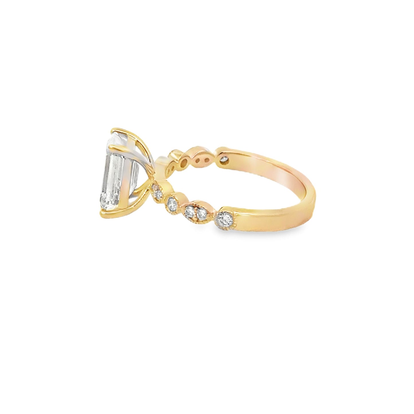 14K YG EM DIA ENG RING WITH ROUND SIDE STONES