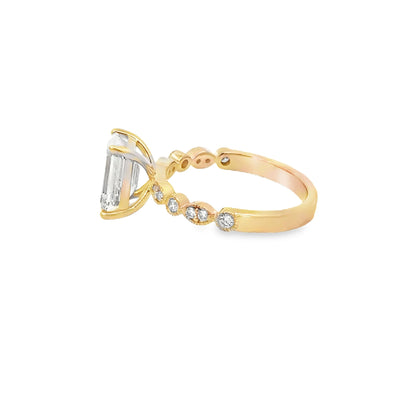 14K YG EM DIA ENG RING WITH ROUND SIDE STONES