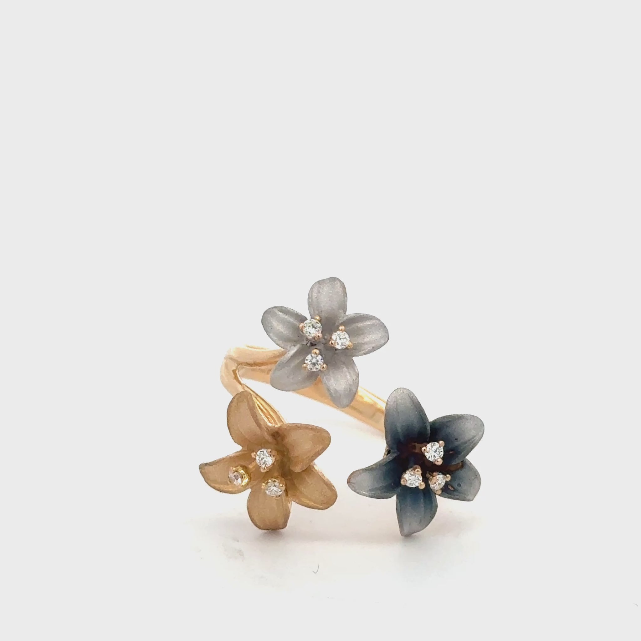 18K Gold Diamond Tri-Flower Fashion Ring