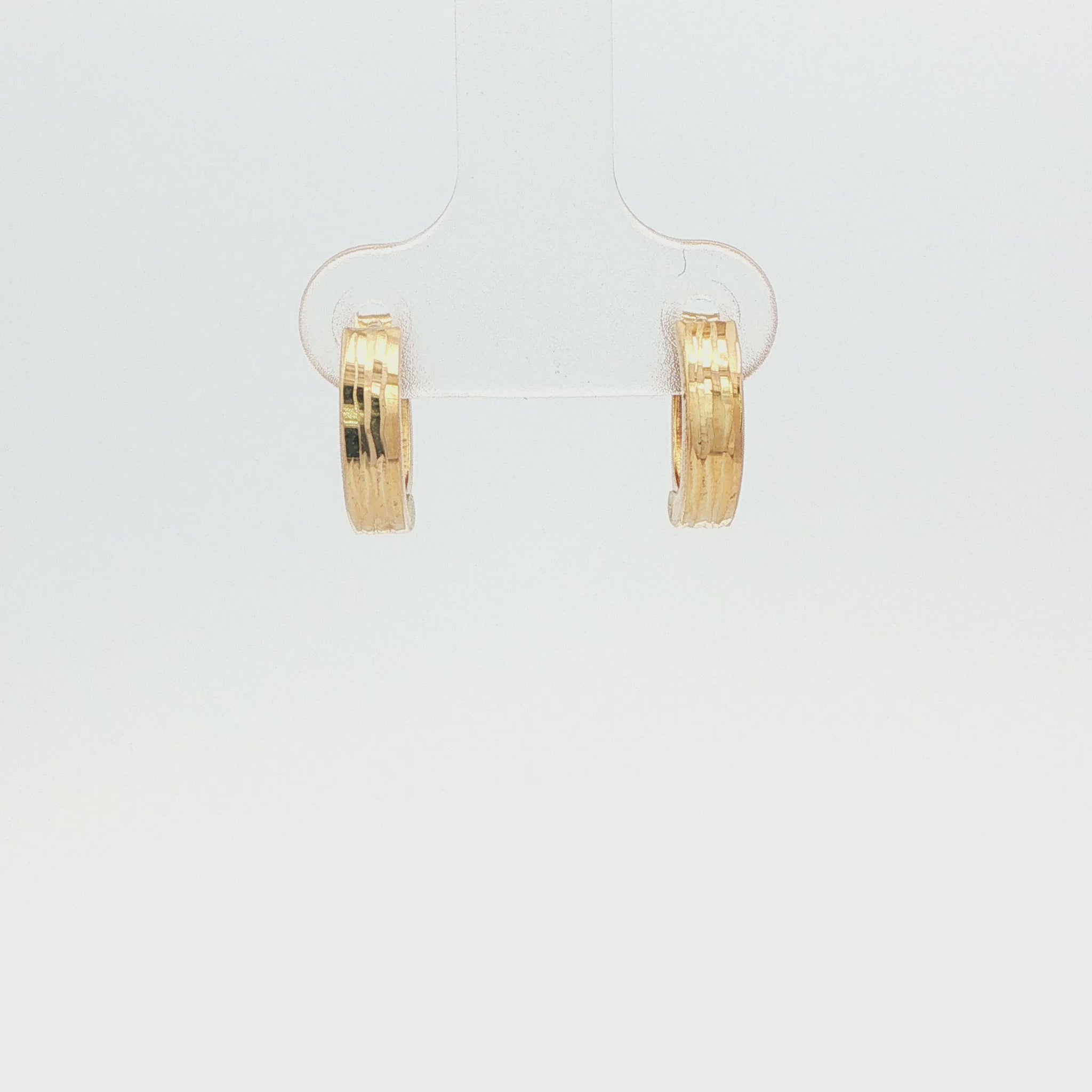 14K YG POLISHED LINE DETAIL HUGGIE HOOP
